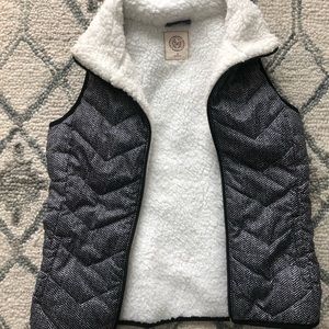 Herringbone print vest. Sherpa inside.